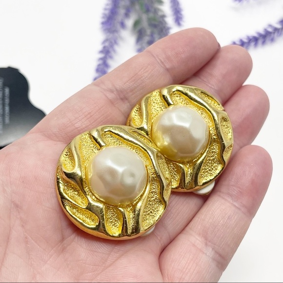 Vintage 80s Ripple Brushed Gold Faux Pearl Cabochon Disc Clip On Earrings - Picture 5 of 5